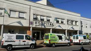 Escándalo: Hartos por falta de atención, rompieron puerta de la guardia del hospital Dubarry