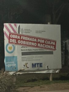 carteles contra milei mte municipio