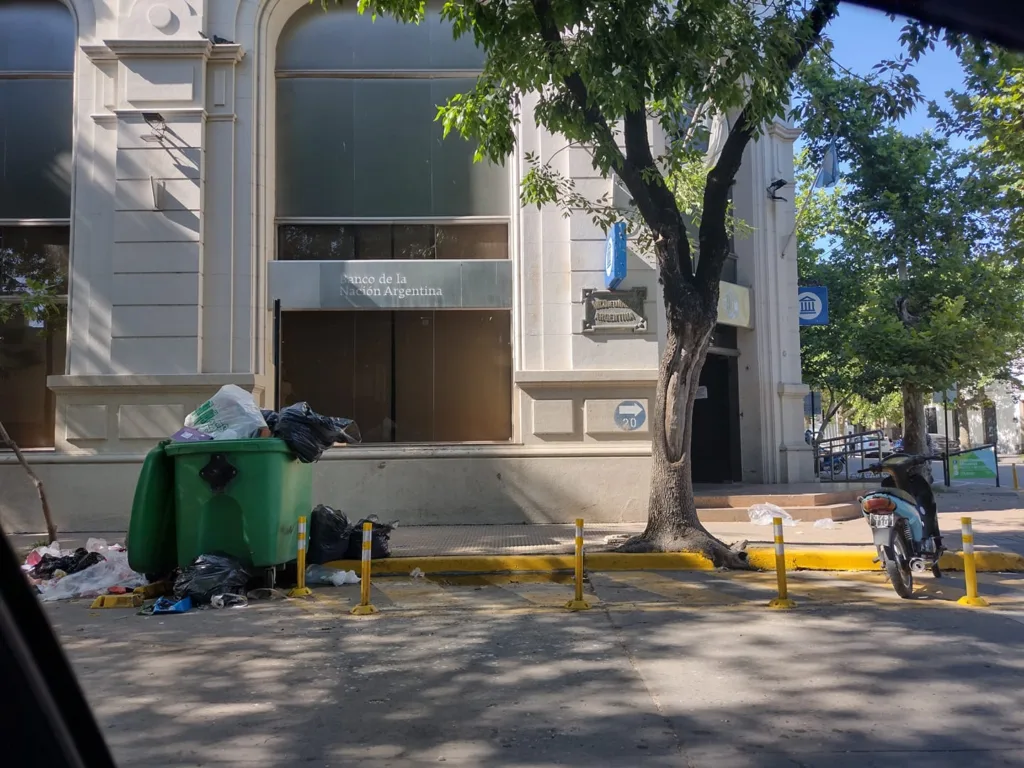 Denuncian que a pesar de altas tasas, los contenedores de basura ...