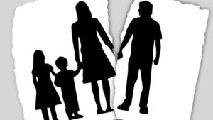 denuncia padre alejado hijo