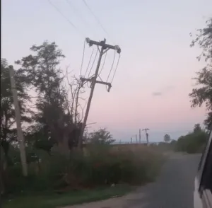 peligro poste derrumbe
