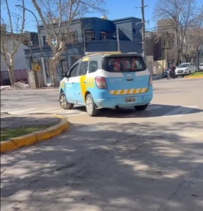 vehiculo municipal transito maniobra