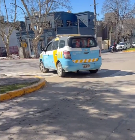 vehiculo municipal transito maniobra